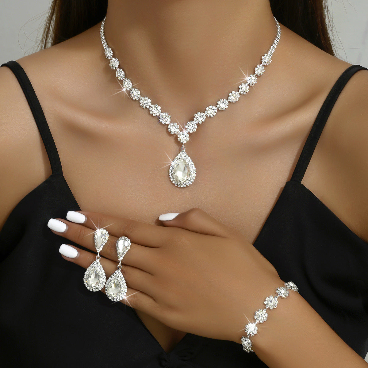 Conjunto de tres piezas de diamantes artificiales: collar, pulsera y pendientes