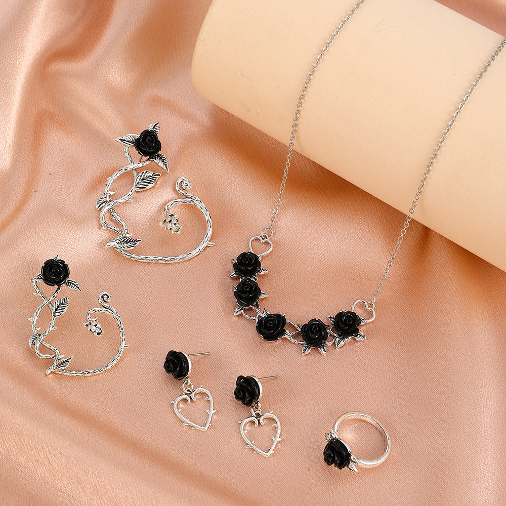 Conjunto de collar, pendientes y anillo de rosas